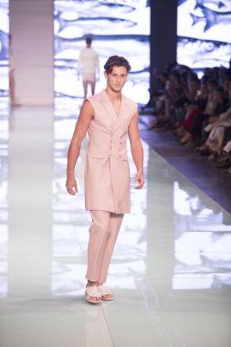 Manken Yirko Sivirich moda Show Resort 2018 koleksiyonda Miami moda hafta 2017 Miami'de Buz Sarayı'nda 3 Haziran 2017 üzerinde sırasında pist yürür