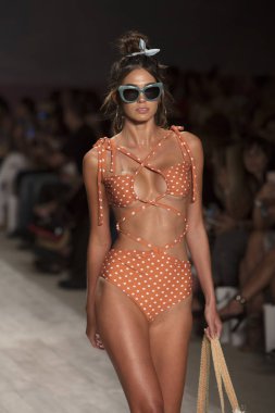 Funkshion yüzmek 2017 yılında Miami Beach üzerinde 21 Temmuz 2017 sırasında pist için sevgi ve limon yaz 2018 defile için bir model yürür