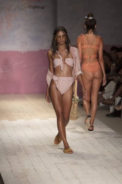 Funkshion yüzmek 2017 yılında Miami Beach üzerinde 21 Temmuz 2017 sırasında pist için sevgi ve limon yaz 2018 defile için bir model yürür