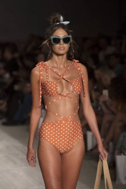 Funkshion yüzmek 2017 yılında Miami Beach üzerinde 21 Temmuz 2017 sırasında pist için sevgi ve limon yaz 2018 defile için bir model yürür