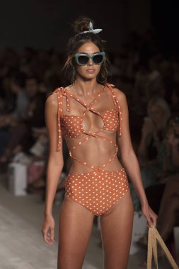 Funkshion yüzmek 2017 yılında Miami Beach üzerinde 21 Temmuz 2017 sırasında pist için sevgi ve limon yaz 2018 defile için bir model yürür