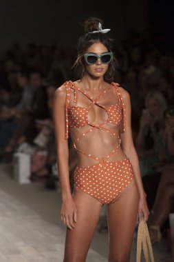 Funkshion yüzmek 2017 yılında Miami Beach üzerinde 21 Temmuz 2017 sırasında pist için sevgi ve limon yaz 2018 defile için bir model yürür