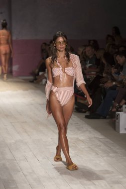 Funkshion yüzmek 2017 yılında Miami Beach üzerinde 21 Temmuz 2017 sırasında pist için sevgi ve limon yaz 2018 defile için bir model yürür