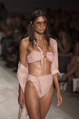 Funkshion yüzmek 2017 yılında Miami Beach üzerinde 21 Temmuz 2017 sırasında pist için sevgi ve limon yaz 2018 defile için bir model yürür