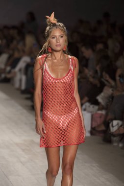 Funkshion yüzmek 2017 yılında Miami Beach üzerinde 21 Temmuz 2017 sırasında pist için sevgi ve limon yaz 2018 defile için bir model yürür