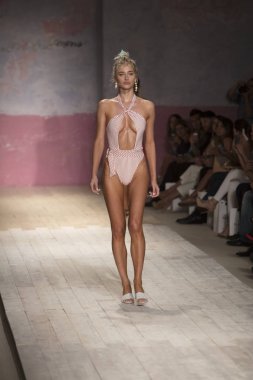 Funkshion yüzmek 2017 yılında Miami Beach üzerinde 21 Temmuz 2017 sırasında pist için sevgi ve limon yaz 2018 defile için bir model yürür