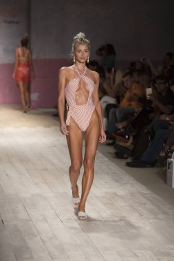 Funkshion yüzmek 2017 yılında Miami Beach üzerinde 21 Temmuz 2017 sırasında pist için sevgi ve limon yaz 2018 defile için bir model yürür