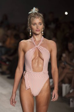 Funkshion yüzmek 2017 yılında Miami Beach üzerinde 21 Temmuz 2017 sırasında pist için sevgi ve limon yaz 2018 defile için bir model yürür