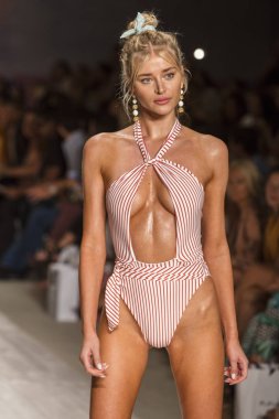 Funkshion yüzmek 2017 yılında Miami Beach üzerinde 21 Temmuz 2017 sırasında pist için sevgi ve limon yaz 2018 defile için bir model yürür