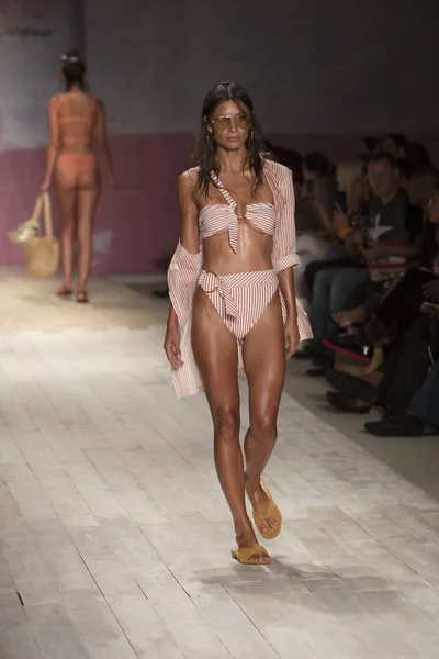 モデルは 2017 日にマイアミビーチの Funkshion 2017年中の愛とレモン夏 2018 ファッションショーのため滑走路を歩く — ストック写真