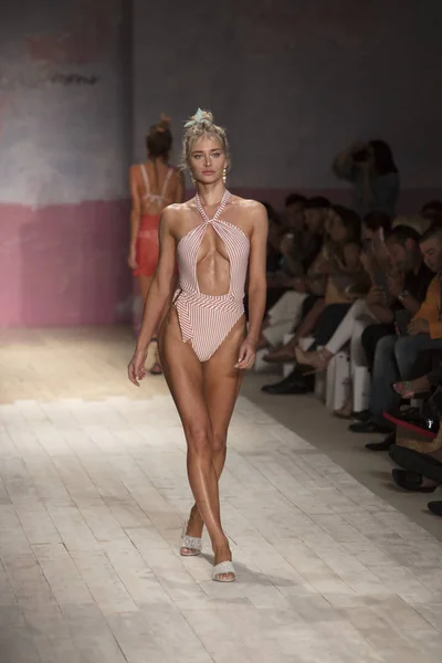 Una Modelo Camina Por Pasarela Para Desfile Moda Love Lemons — Foto de Stock