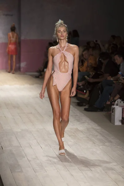 Una Modelo Camina Por Pasarela Para Desfile Moda Love Lemons — Foto de Stock