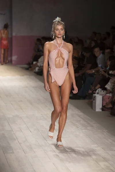 Una Modelo Camina Por Pasarela Para Desfile Moda Love Lemons — Foto de Stock