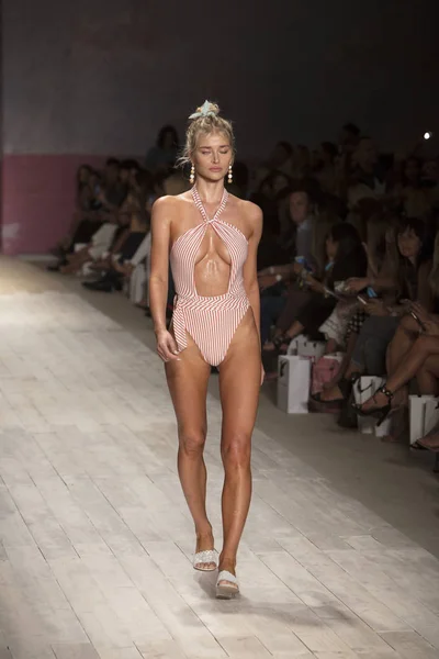 Una Modelo Camina Por Pasarela Para Desfile Moda Love Lemons — Foto de Stock