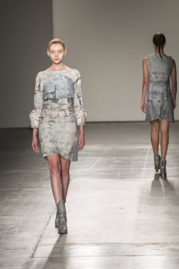 Manken Nyfw bahar yaz 2018, Konseyi, kalkınan Amerikan moda tasarımcıları 10 Eylül 2017 New York'ta Pier 59 stüdyolarında iskelede Fesvedy featuring Caafd sırasında pist yürür