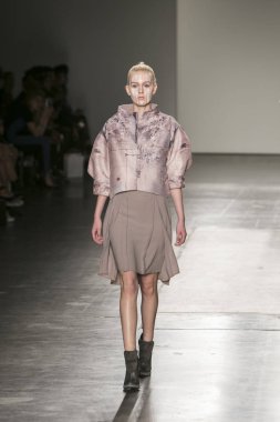 Manken Nyfw bahar yaz 2018, Konseyi, kalkınan Amerikan moda tasarımcıları 10 Eylül 2017 New York'ta Pier 59 stüdyolarında iskelede Fesvedy featuring Caafd sırasında pist yürür