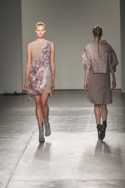 Manken Nyfw bahar yaz 2018, Konseyi, kalkınan Amerikan moda tasarımcıları 10 Eylül 2017 New York'ta Pier 59 stüdyolarında iskelede Fesvedy featuring Caafd sırasında pist yürür