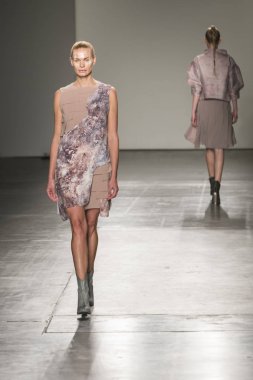 Manken Nyfw bahar yaz 2018, Konseyi, kalkınan Amerikan moda tasarımcıları 10 Eylül 2017 New York'ta Pier 59 stüdyolarında iskelede Fesvedy featuring Caafd sırasında pist yürür