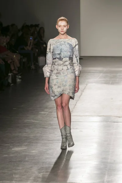 Modelo Caminha Pista Durante Verão Primavera 2018 Nyfw Council Aspiring — Fotografia de Stock