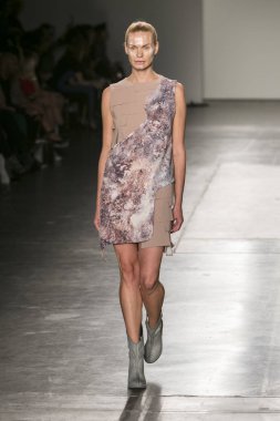 Manken Nyfw bahar yaz 2018, Konseyi, kalkınan Amerikan moda tasarımcıları 10 Eylül 2017 New York'ta Pier 59 stüdyolarında iskelede Fesvedy featuring Caafd sırasında pist yürür