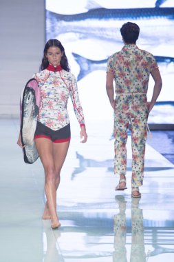 Manken Yirko Sivirich moda Show Resort 2018 koleksiyonda Miami moda hafta 2017 Miami'de Buz Sarayı'nda 3 Haziran 2017 üzerinde sırasında pist yürür
