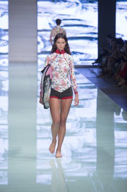 Manken Yirko Sivirich moda Show Resort 2018 koleksiyonda Miami moda hafta 2017 Miami'de Buz Sarayı'nda 3 Haziran 2017 üzerinde sırasında pist yürür