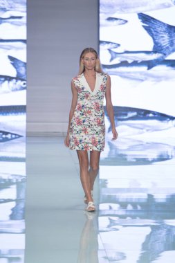 Manken Yirko Sivirich moda Show Resort 2018 koleksiyonda Miami moda hafta 2017 Miami'de Buz Sarayı'nda 3 Haziran 2017 üzerinde sırasında pist yürür