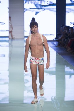 Manken Yirko Sivirich moda Show Resort 2018 koleksiyonda Miami moda hafta 2017 Miami'de Buz Sarayı'nda 3 Haziran 2017 üzerinde sırasında pist yürür
