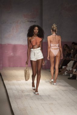 Funkshion yüzmek 2017 yılında Miami Beach üzerinde 21 Temmuz 2017 sırasında pist için sevgi ve limon yaz 2017 defile için bir model yürür