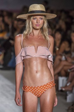 Funkshion yüzmek 2017 yılında Miami Beach üzerinde 21 Temmuz 2017 sırasında pist için sevgi ve limon yaz 2017 defile için bir model yürür