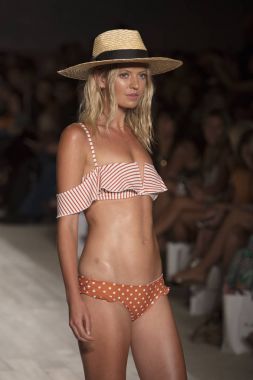 Funkshion yüzmek 2017 yılında Miami Beach üzerinde 21 Temmuz 2017 sırasında pist için sevgi ve limon yaz 2017 defile için bir model yürür