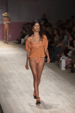 Funkshion yüzmek 2017 yılında Miami Beach üzerinde 21 Temmuz 2017 sırasında pist için sevgi ve limon yaz 2017 defile için bir model yürür