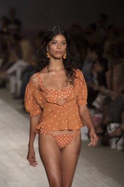 Funkshion yüzmek 2017 yılında Miami Beach üzerinde 21 Temmuz 2017 sırasında pist için sevgi ve limon yaz 2017 defile için bir model yürür