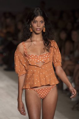 Funkshion yüzmek 2017 yılında Miami Beach üzerinde 21 Temmuz 2017 sırasında pist için sevgi ve limon yaz 2017 defile için bir model yürür