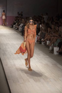 Funkshion yüzmek 2017 yılında Miami Beach üzerinde 21 Temmuz 2017 sırasında pist için sevgi ve limon yaz 2017 defile için bir model yürür