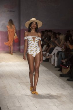 Funkshion yüzmek 2017 yılında Miami Beach üzerinde 21 Temmuz 2017 sırasında pist için sevgi ve limon yaz 2017 defile için bir model yürür
