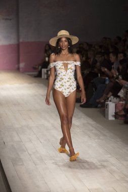 Funkshion yüzmek 2017 yılında Miami Beach üzerinde 21 Temmuz 2017 sırasında pist için sevgi ve limon yaz 2017 defile için bir model yürür