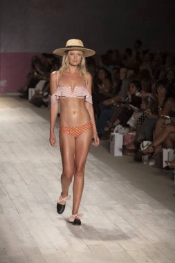Funkshion yüzmek 2017 yılında Miami Beach üzerinde 21 Temmuz 2017 sırasında pist için sevgi ve limon yaz 2017 defile için bir model yürür