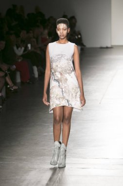 Manken Nyfw bahar yaz 2018, Konseyi, kalkınan Amerikan moda tasarımcıları 10 Eylül 2017 New York'ta Pier 59 stüdyolarında iskelede Fesvedy featuring Caafd sırasında pist yürür