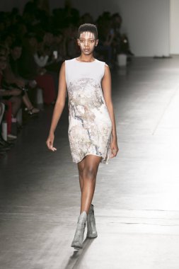 Manken Nyfw bahar yaz 2018, Konseyi, kalkınan Amerikan moda tasarımcıları 10 Eylül 2017 New York'ta Pier 59 stüdyolarında iskelede Fesvedy featuring Caafd sırasında pist yürür