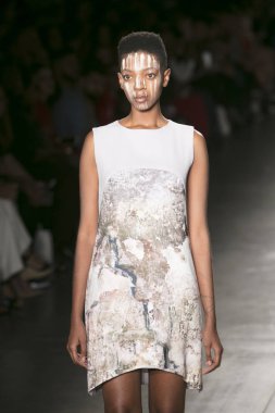 Manken Nyfw bahar yaz 2018, Konseyi, kalkınan Amerikan moda tasarımcıları 10 Eylül 2017 New York'ta Pier 59 stüdyolarında iskelede Fesvedy featuring Caafd sırasında pist yürür