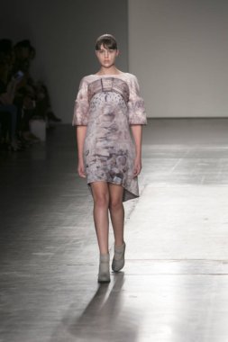 Manken Nyfw bahar yaz 2018, Konseyi, kalkınan Amerikan moda tasarımcıları 10 Eylül 2017 New York'ta Pier 59 stüdyolarında iskelede Fesvedy featuring Caafd sırasında pist yürür