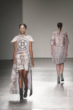 Manken Nyfw bahar yaz 2018, Konseyi, kalkınan Amerikan moda tasarımcıları 10 Eylül 2017 New York'ta Pier 59 stüdyolarında iskelede Fesvedy featuring Caafd sırasında pist yürür