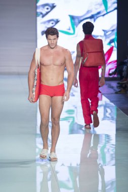 Manken Yirko Sivirich moda Show Resort 2018 koleksiyonda Miami moda hafta 2017 Miami'de Buz Sarayı'nda 3 Haziran 2017 üzerinde sırasında pist yürür