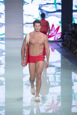 Manken Yirko Sivirich moda Show Resort 2018 koleksiyonda Miami moda hafta 2017 Miami'de Buz Sarayı'nda 3 Haziran 2017 üzerinde sırasında pist yürür