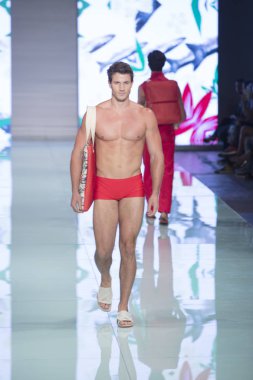 Manken Yirko Sivirich moda Show Resort 2018 koleksiyonda Miami moda hafta 2017 Miami'de Buz Sarayı'nda 3 Haziran 2017 üzerinde sırasında pist yürür