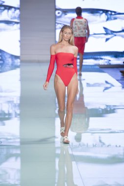 Manken Yirko Sivirich moda Show Resort 2018 koleksiyonda Miami moda hafta 2017 Miami'de Buz Sarayı'nda 3 Haziran 2017 üzerinde sırasında pist yürür