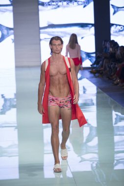 Manken Yirko Sivirich moda Show Resort 2018 koleksiyonda Miami moda hafta 2017 Miami'de Buz Sarayı'nda 3 Haziran 2017 üzerinde sırasında pist yürür