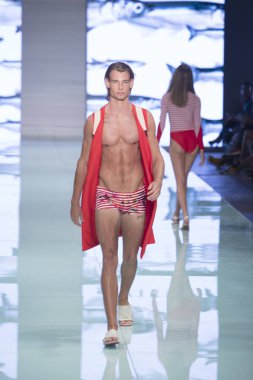 Manken Yirko Sivirich moda Show Resort 2018 koleksiyonda Miami moda hafta 2017 Miami'de Buz Sarayı'nda 3 Haziran 2017 üzerinde sırasında pist yürür