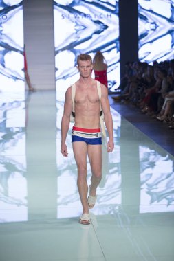 Manken Yirko Sivirich moda Show Resort 2018 koleksiyonda Miami moda hafta 2017 Miami'de Buz Sarayı'nda 3 Haziran 2017 üzerinde sırasında pist yürür